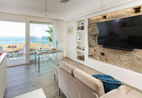 Casa Light Blu: Møbel, Indretning, Gulvbelægning, Etage, Hav, Lejlighed, Kyst, Værelse, Stue, Ocean