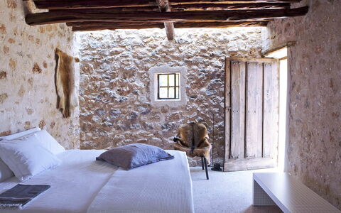 Villa Cave: Væg, Stenmur, Loft, Soveværelse, Sengetøj, Sengetøj, Seng, Pude, Gips, Sengetøj