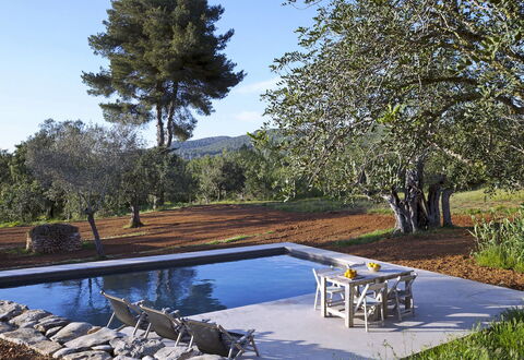 Villa Cave: Svømmepøl, Have, Skygge, Landscaping, Udendørs Møbler, Water Feature, Backyard, Liggestol, Reflekterende Pool, Udvej
