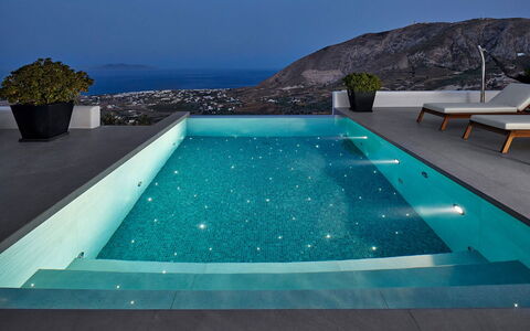 Haleine Suite: Blå, Svømmepøl, Gulvbelægning, Etage, Kompositmateriale, Udvej, Flise, Fritid, Water Feature, Hotel
