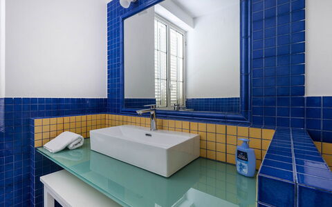 Mermaid Villa: Blå, Sanitærarmatur, Indretning, Badeværelsesvask, Gulvbelægning, Tap, Badeværelse, Flise, Etage, Håndvask