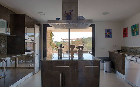 Villa Castiglioni: Møbel, Køkken, Countertop, Køkken Apparat, Cabinetry, Gulvbelægning, Indretning, Træ, Etage, Større Bandage