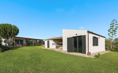 Villa Arcobaleno: Himmel, Hjem, Hus, Land Lot, Tag, Sommerhus, Estate, Dør, Skygge, Stuehus