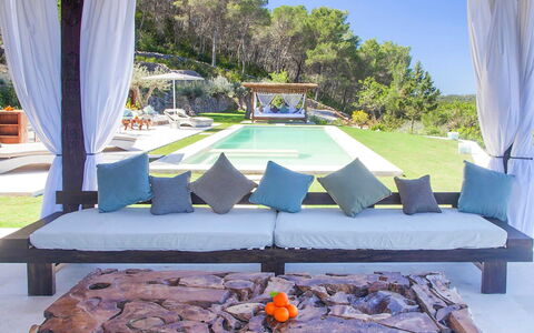 Villa Blueberry: Møbel, Udendørs Møbler, Udvej, Fritid, Skygge, Svømmepøl, Eco Hotel, Stol, Hotel, Naturmateriale