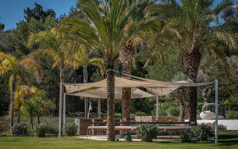 Villa Fabula: Skygge, Have, Baldakin, Udendørs Struktur, Gazebo, Udendørs Møbler, Landscaping, Pavilion, Lawn, Gård