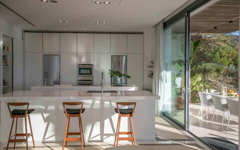 Villa Fabula: Møbel, Indretning, Køkken, Gulvbelægning, Etage, Countertop, Træ, Loft, Stol, Køkken Apparat