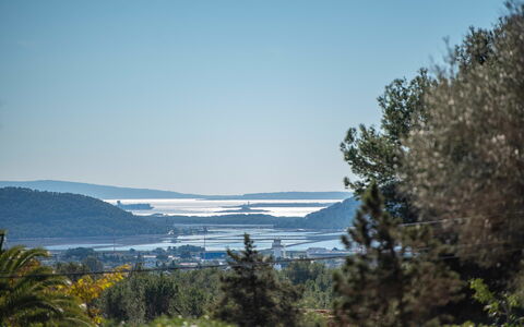 Villa Fabula: Himmel, Blå, Vandressourcer, Blad, Vegetationen, Horisont, Landskab, Økoregion, Plantesamfund, Bank