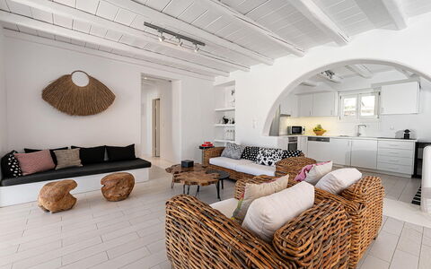 Villa Cocoon: Møbel, Couch, Indretning, Gulvbelægning, Etage, Stue, Hjem, Loft, Bord