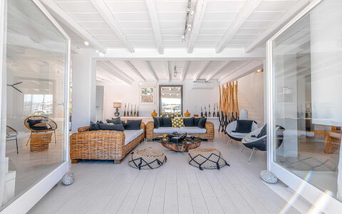 Villa Targer: Møbel, Træ, Gulvbelægning, Indretning, Etage, Couch, Loft, Stol, Bord, Stue