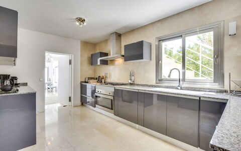 Villa Turchese: Køkken, Countertop, Gulvbelægning, Køkken Apparat, Større Bandage, Cabinetry, Indretning, Etage, Hjem, Loft