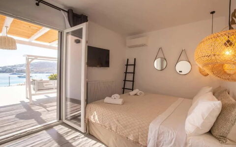 Villa Waves: Møbel, Hjem, Lejlighed, Altan, Skygge, Bejdse, Stol, Udendørs Møbler, Stueplante, Hotel