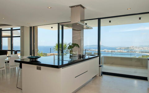 Villa Lola: Møbel, Indretning, Gulvbelægning, Etage, Køkken, Loft, Træ, Stol, Countertop, Bord