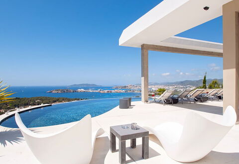 Villa Lola: Udvej, Møbel, Svømmepøl, Stol, Villa, Eco Hotel, Hotel, Udendørs Møbler, Skygge, Badeby