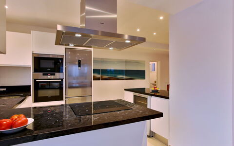 Villa Jules: Køkken, Køkken Apparat, Countertop, Indretning, Møbel, Cabinetry, Større Bandage, Husholdningsapparat, Gulvbelægning, Loft