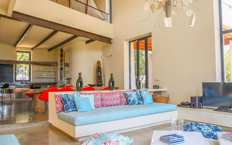 Villa Bouquet: Møbel, Indretning, Gulvbelægning, Etage, Væg, Couch, Træ, Loft, Værelse, Stue