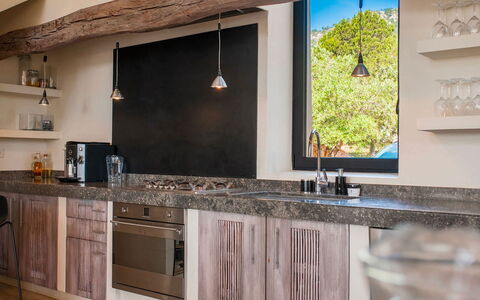 Villa Bouquet: Køkken, Countertop, Træ, Indretning, Møbel, Cabinetry, Gulvbelægning, Køkken Apparat, Sanitærarmatur, Tap