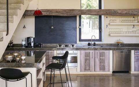 Villa Bouquet: Køkken, Møbel, Indretning, Countertop, Gulvbelægning, Træ, Etage, Køkken Apparat, Hjem, Belysning