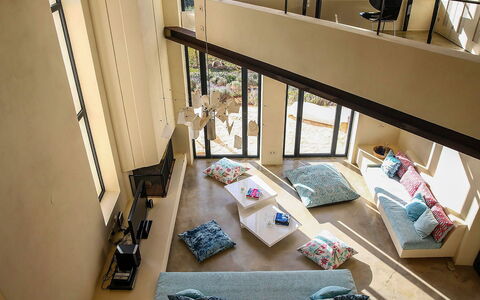 Villa Bouquet: Indretning, Møbel, Gulvbelægning, Etage, Couch, Træ, Stue, Belysning, Hjem, Lejlighed