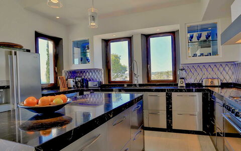 West Coast: Køkken, Countertop, Indretning, Møbel, Køkken Apparat, Gulvbelægning, Loft, Cabinetry, Større Bandage, Belysning