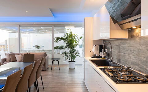 Villa Montallegro: Møbel, Indretning, Køkken, Countertop, Gulvbelægning, Træ, Etage, Køkken Apparat, Loft, Større Bandage