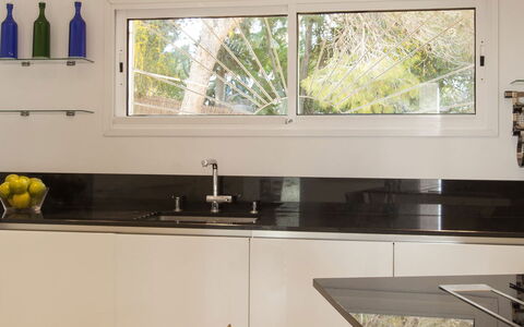 Villa Jondal: Køkken, Countertop, Køkkenvask, Indretning, Sanitærarmatur, Håndvask, Køkken Apparat, Tap, Belysning, Hjem