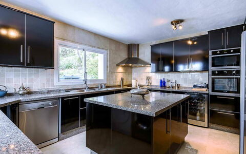 Villa Angelic: Køkken Apparat, Køkken, Countertop, Cabinetry, Større Bandage, Husholdningsapparat, Møbel, Indretning, Komfur, Gulvbelægning