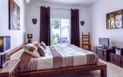 Villa Angelic: Møbel, Seng, Indretning, Soveværelse, Sengetøj, Sengetøj, Værelse, Gulvbelægning, Etage, Træ