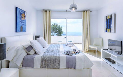 Villa Angelic: Møbel, Seng, Indretning, Soveværelse, Sengetøj, Etage, Gulvbelægning, Sengetøj, Hjem, Textile