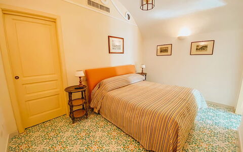 San Sebastiano: Etage, Møbel, Indretning, Væg, Gulvbelægning, Soveværelse, Træ, Seng, Værelse, Loft