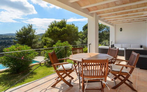 Villa Curiosity: Møbel, Træ, Stol, Udendørs Møbler, Bord, Gulvbelægning, Veranda, Skygge, Udendørs Bord, Etage