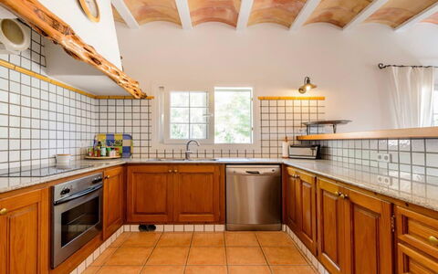 Villa Curiosity: Køkken, Countertop, Indretning, Gulvbelægning, Loft, Sanitærarmatur, Etage, Cabinetry, Køkkenvask, Håndvask