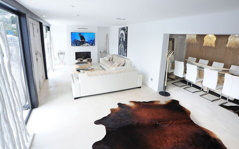 Villa Seahorse: Indretning, Møbel, Gulvbelægning, Etage, Loft, Værelse, Belysning, Couch, Stue, Lejlighed