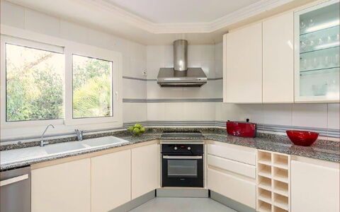 Villa Besso: Køkken, Køkken Apparat, Countertop, Cabinetry, Indretning, Større Bandage, Gulvbelægning, Træ, Husholdningsapparat, Komfur