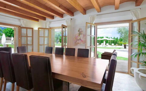 Villa Higo: Møbel, Indretning, Gulvbelægning, Bord, Træ, Stol, Etage, Køkken & Spisebord, Loft, Spisestue