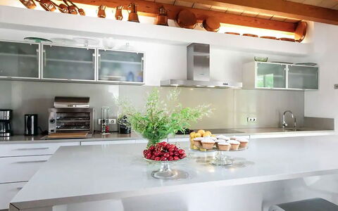 Villa Higo: Køkken, Countertop, Indretning, Køkken Apparat, Cabinetry, Møbel, Hjem, Større Bandage, Lysarmatur, Loft