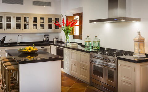 Villa Welcome: Køkken, Køkken Apparat, Countertop, Møbel, Større Bandage, Komfur, Cabinetry, Træ, Husholdningsapparat, Komfur