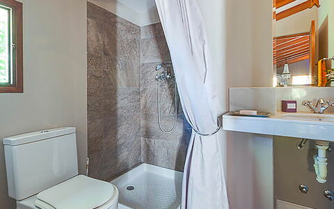 Villa Peacock: Badeværelse, Sanitærarmatur, Indretning, Væg, Gulvbelægning, Etage, Toilet, Badekar, Textile, Vvs