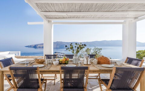 Villa Vesper: Møbel, Bord, Stol, Køkken & Spisebord, Udendørs Møbler, Udendørs Bord, Gulvbelægning, Restaurant, Spisestue, Skygge