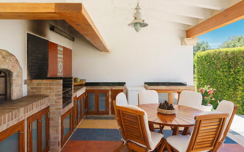 Villa Serafino: Møbel, Træ, Indretning, Gulvbelægning, Stol, Bord, Køkken, Etage, Loft, Countertop