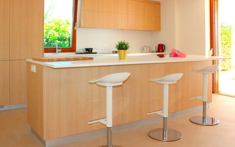 Villa Acapulco: Møbel, Gulvbelægning, Træ, Indretning, Køkken, Cabinetry, Etage, Barstol, Countertop, Bejdse