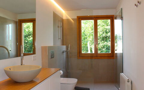 Villa Acapulco: Indretning, Gulvbelægning, Sanitærarmatur, Væg, Badeværelse, Træ, Etage, Loft, Badeværelsesvask, Hjem