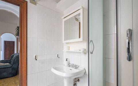 Da Federico, Apartment Genova Brignole: Væg, Indretning, Sanitærarmatur, Gulvbelægning, Etage, Badeværelsesvask, Håndvask, Værelse, Badeværelse, Vvs