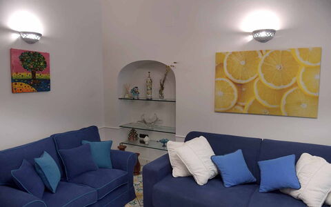 Casa Minori: Møbel, Blå, Couch, Væg, Indretning, Stue, Pude, Gulvbelægning, Throw Pillow