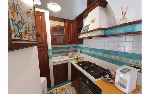 Casa Minori: Køkken, Indretning, Komfur, Gulvbelægning, Større Bandage, Køkken Apparat, Gaskomfur, Etage, Komfur, Countertop