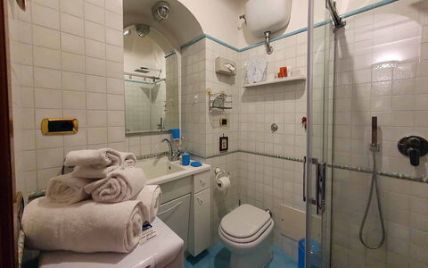 Casa Minori: Badeværelsesvask, Badeværelse, Sanitærarmatur, Håndvask, Tap, Indretning, Gulvbelægning, Vvs, Etage, Spejl