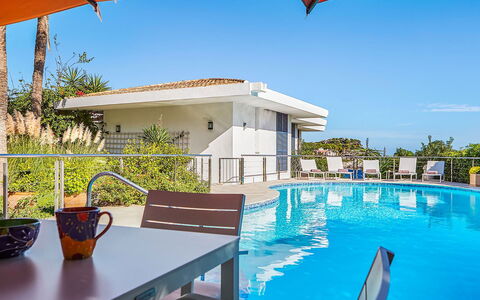 Villa Fullmoon: Svømmepøl, Udvej, Udendørs Møbler, Paraply, Fritid, Eco Hotel, Skygge, Estate, Thermae, Stol