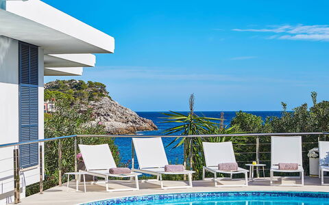 Villa Fullmoon: Blå, Svømmepøl, Udendørs Møbler, Udvej, Eco Hotel, Hav, Altan, Stol, Skygge, Lejlighed