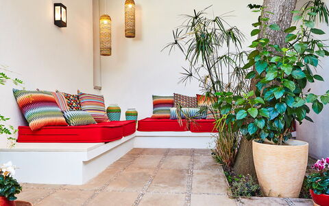 Villa Fullmoon: Møbel, Pude, Indretning, Blomsterkrukke, Throw Pillow, Gulvbelægning, Stue, Etage, Couch, Pude