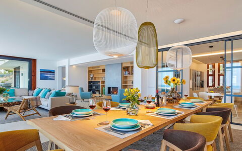 Villa Fullmoon: Indretning, Træ, Møbel, Gulvbelægning, Køkken & Spisebord, Etage, Spisestue, Bord, Lejlighed, Hjem