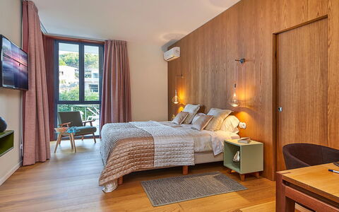 Villa Fullmoon: Seng, Indretning, Møbel, Soveværelse, Sengetøj, Sengetøj, Gulvbelægning, Træ, Etage, Værelse